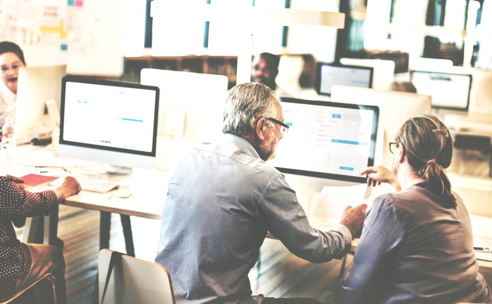 Finanzanalyse Arbeitsplatz mit Dokumenten und Diagrammen